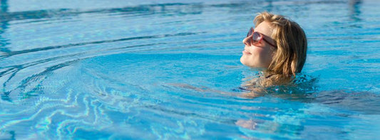 Cabello Rubio Radiante: Consejos para Evitar que se Torne Verde en la Piscina